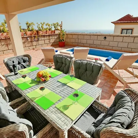 Villa Large Villa With Pool In Madronal De Fanabe