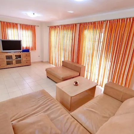 Villa Large Villa With Pool In Madronal De Fanabe